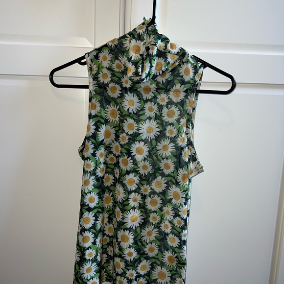 A vibrant pattern makes a dramatic statement on a scrunch-neck mesh top by AFRM - Picture 4 of 4